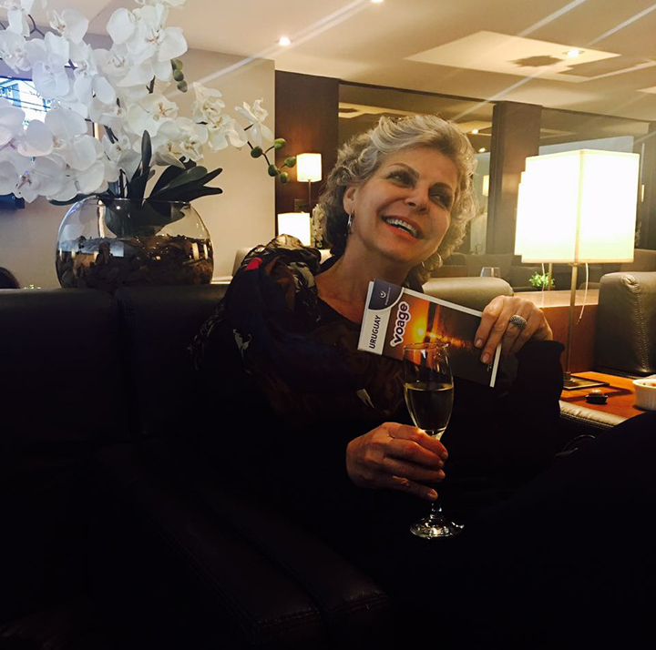 Vânia Mazzoni curtindo um vinho no hotel em Punta del Este, Uruguai