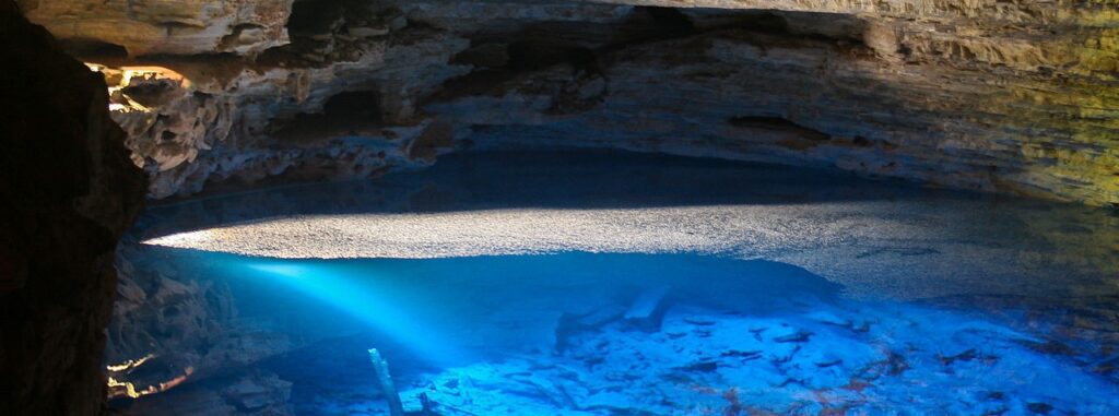 Lago de águas azuis na Chapada Diamantina, Bahia