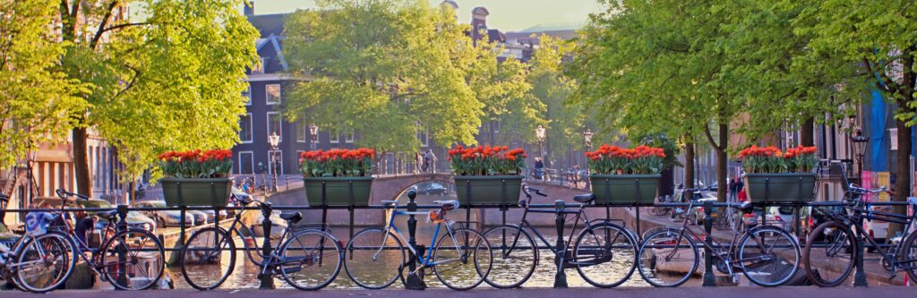 Vista com tulipas de um dos canais de Amsterdã, Holanda