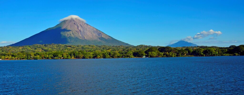 Vista do lago e Ilha Omepete, na Nicarágua