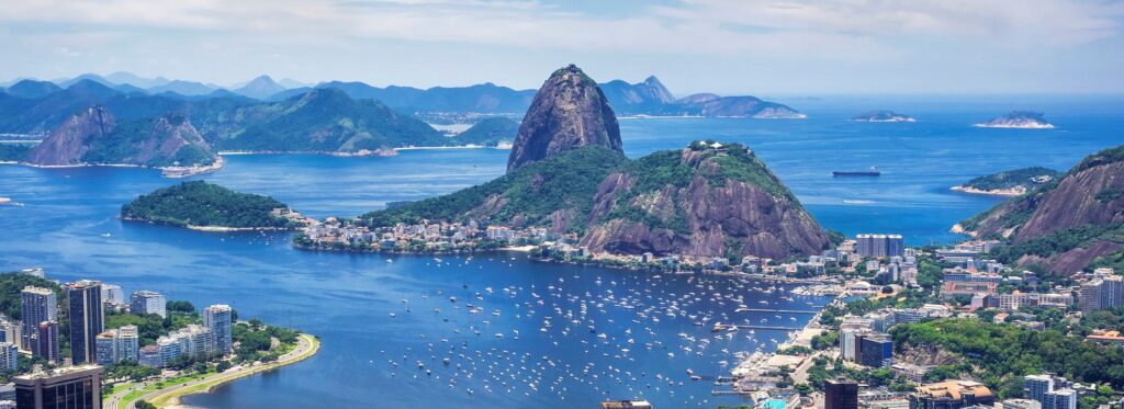Vista aérea da Baia de Guanabara com o Pão de Açúcar