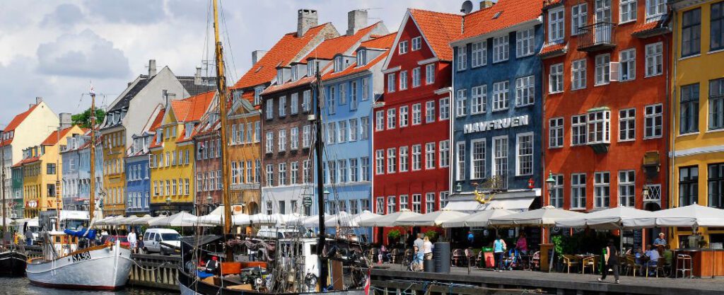 Vista dos restaurantes no Nyhavn, Copenhaguem, Dinamarca