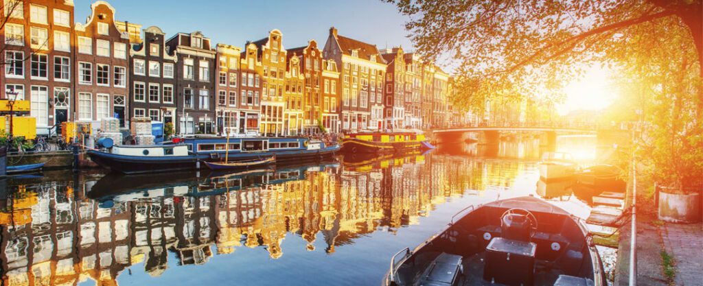 Vista de Amsterdã, Países Baixos, ao nascer do Sol