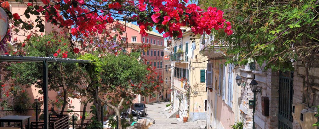 Vista de uma rua em Corfu, Grécia
