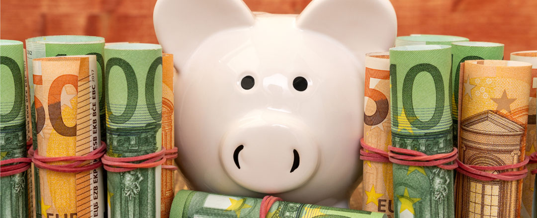 Notas de Euro e cofre-porquinho