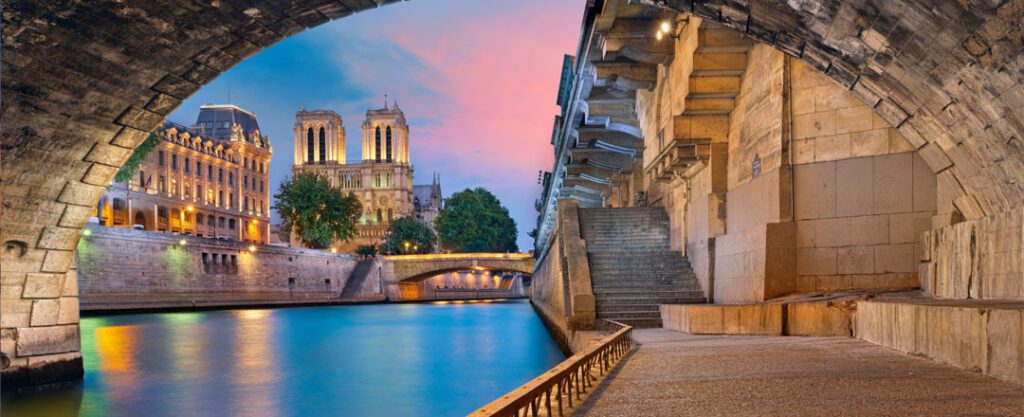 Vista de Notre Dame de Paris de um arco do rio Sena, Paris, França