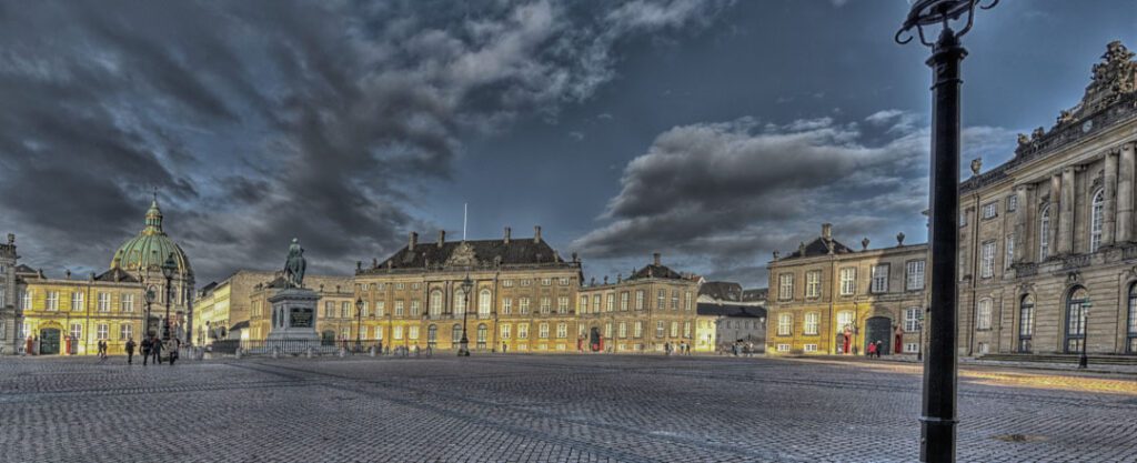 Palácio de Amaliemborg em Copenhague, Dinamarca, em um dia nublado.