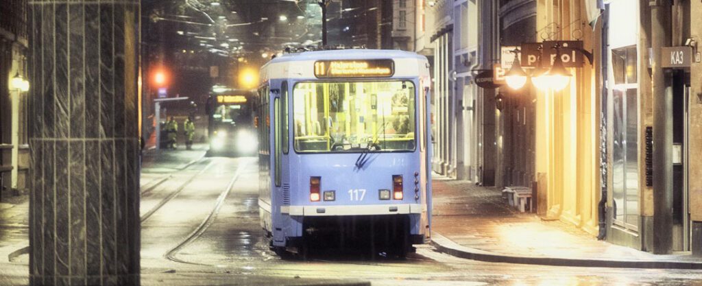 Tram em tarde chuvosa em Oslo, Noruega