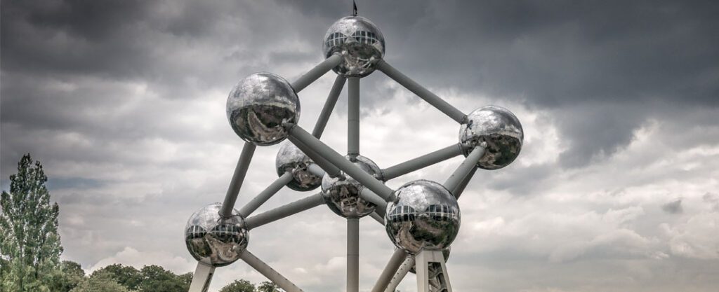 Atomium em Bruxelas, Bélgica, em dia nublado.