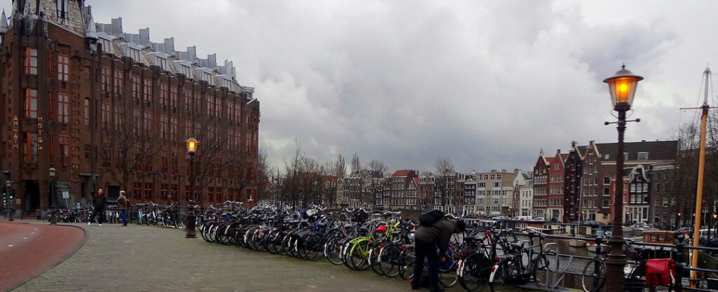 Vista de Amsterdã, Países Baixos, em um dia nublado.