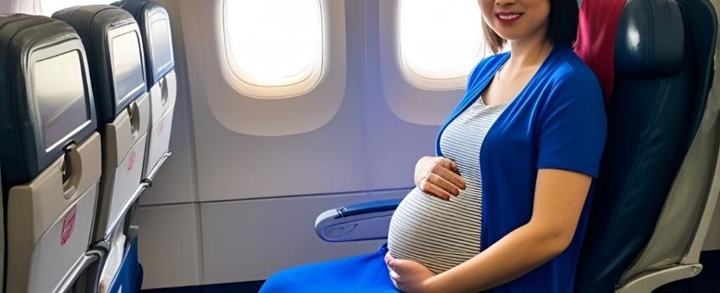 Mulher grávida sentada em avião