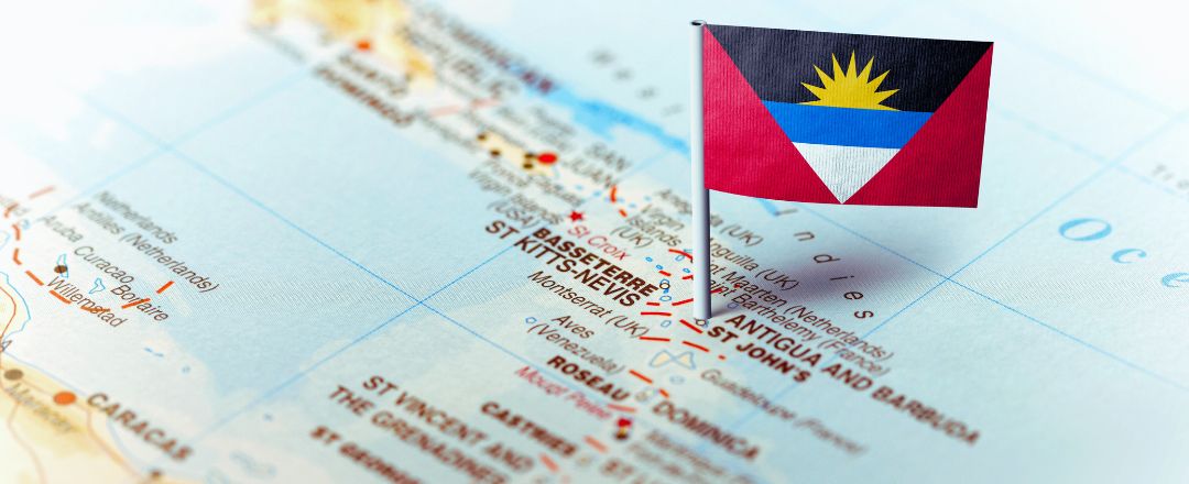 Mapa e bandeira de Antígua e Brabuda