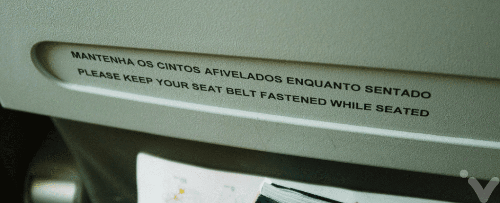 Aviso para apertar os cintos enquanto sentado