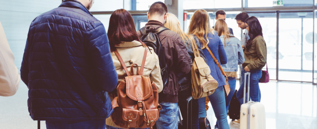 Pessoas em fila para embarcar