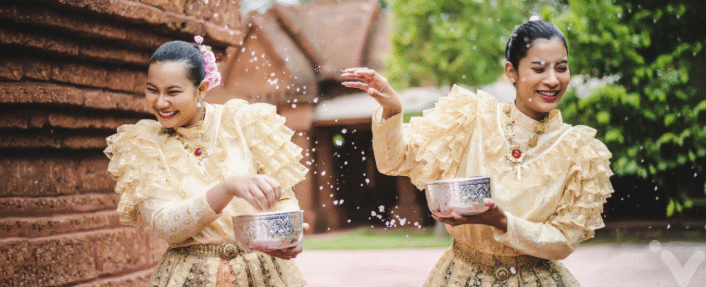 Mulheres celebrando o Songkran em roupas tradicionais