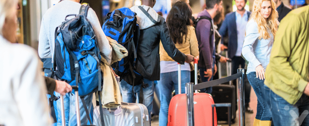 Pessoas em fila no aeroporto