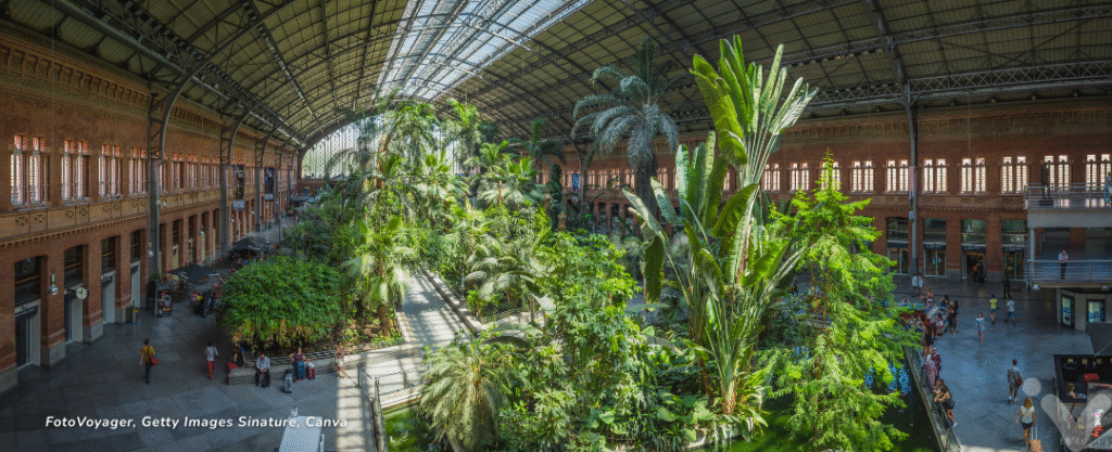 Jardim interno da estação de trem Atocha em Madri, Espanha