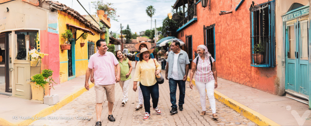 Grupo de idosos caminhando por uma cidade turística