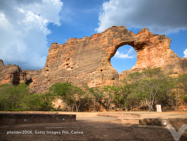 Arco de pedra no Parque Nacional da Serra da Capivara, Piauí
