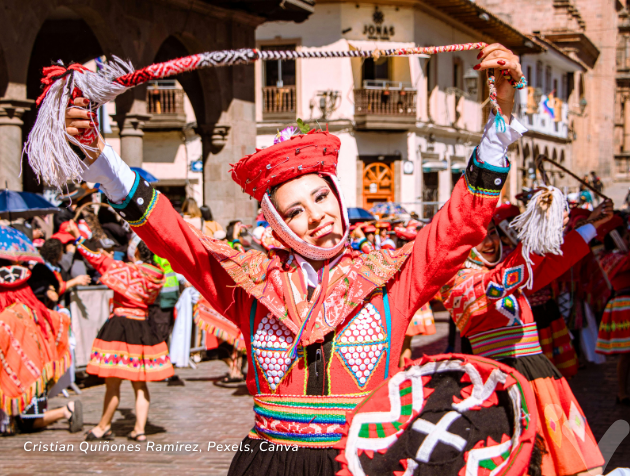 Mulher em festa tradicional peruana em Cusco, Peru