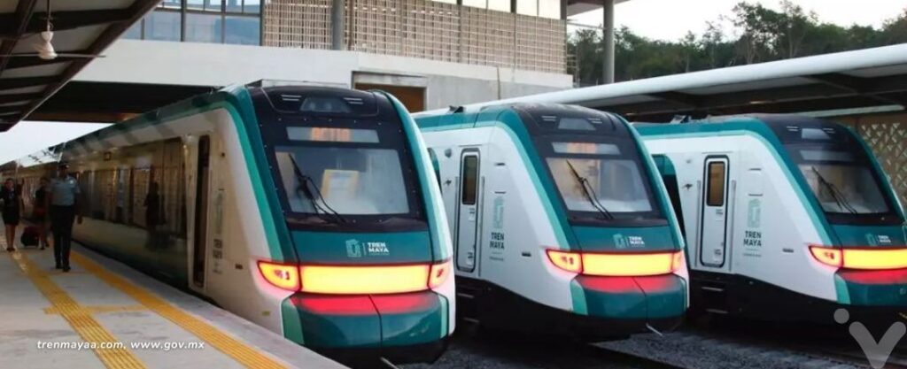 Tren Maya. Três composições estacionadas.