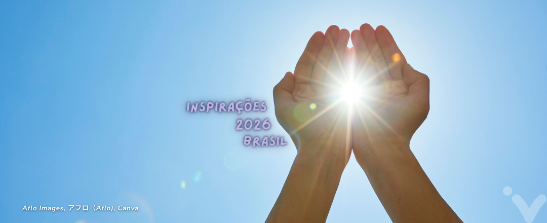 Mãos em forma de cuia filtrando os raios de sol