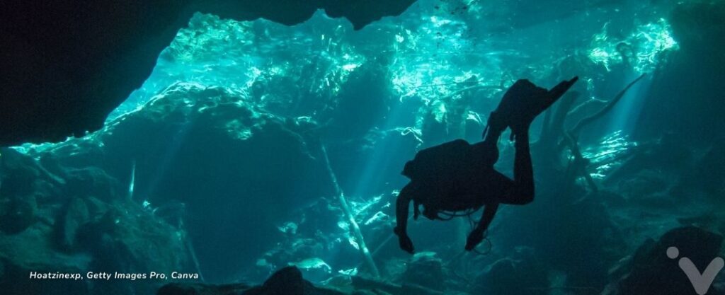 Mergulho em cenote na província de Yucatán, México