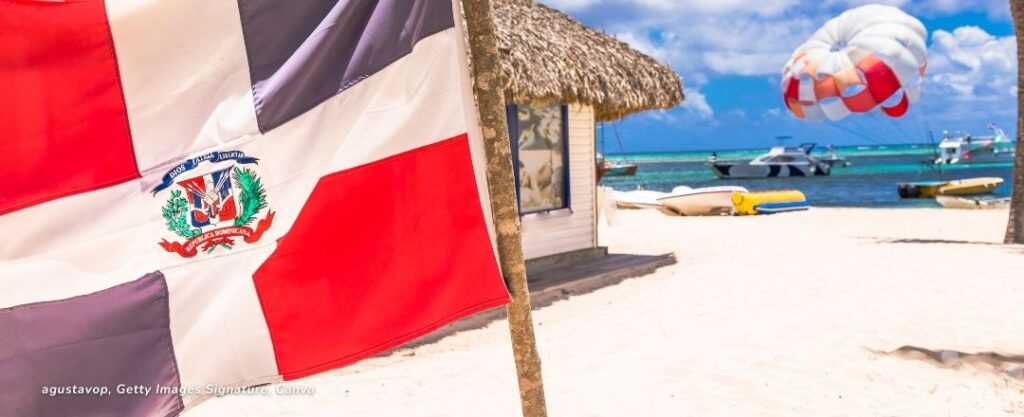 Praia em Punta Cana com destaque para a bandeira da República Dominicana