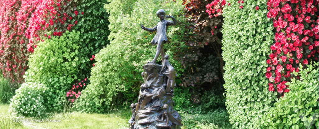 Estátua de Peter Pan nos Kensington Gardens em Londres, Reino Unido