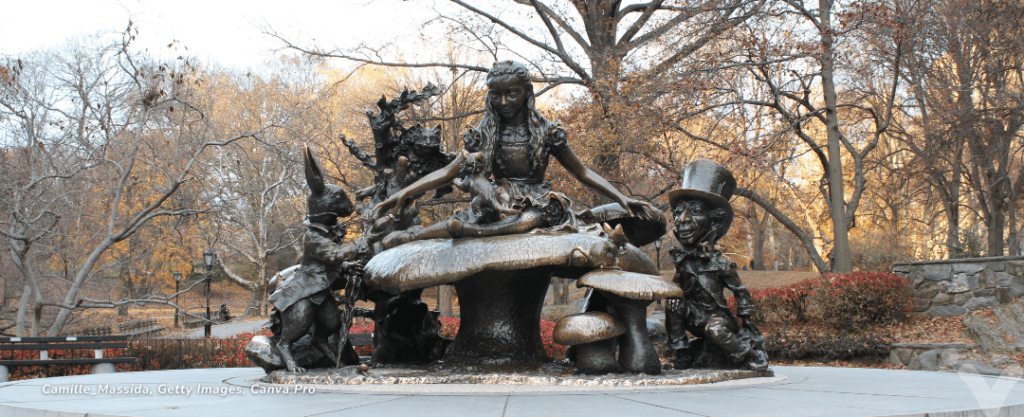 Estátua de Alice no País das Maravilhas no Central Park em Nova Iorque, EUA