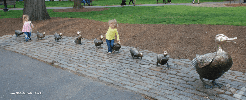 Conjunto de estátuas Make Way for Ducklings em Boston, EUA