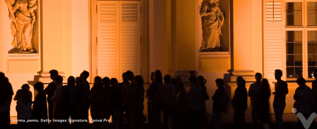 Fila de pessoas em museu